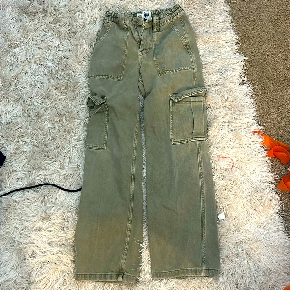 Green baggy jeans, stretchy on the top. Good quality haven’t worn.💚